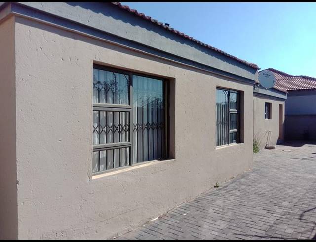 4 BEDROOM HOUSE FOR SALE IN THE ORCHARDS